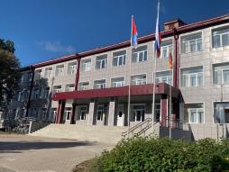 Вход в школу оборудован перилами и пандусом